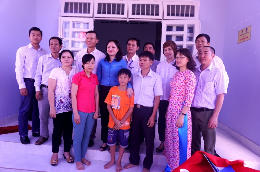 them mai am cong doan dau khi trao cho nguoi lao dong co hoan canh kho khan