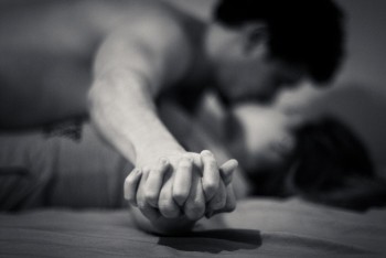 Mê người tình già đại gia bỏ quên chồng trẻ