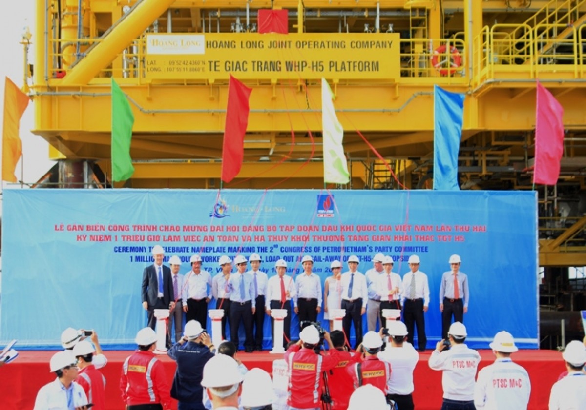 Lễ gắn biển công trình khối thượng tầng Giàn khai thác TGT H5