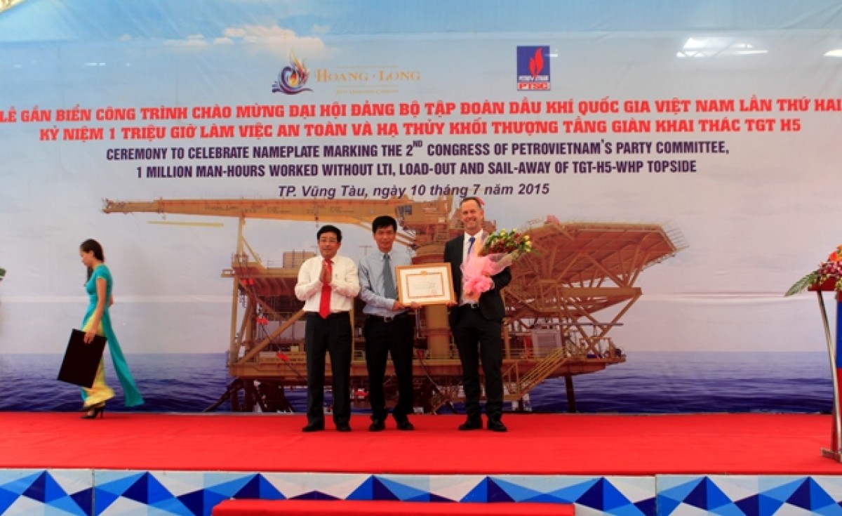 Lễ gắn biển công trình khối thượng tầng Giàn khai thác TGT H5