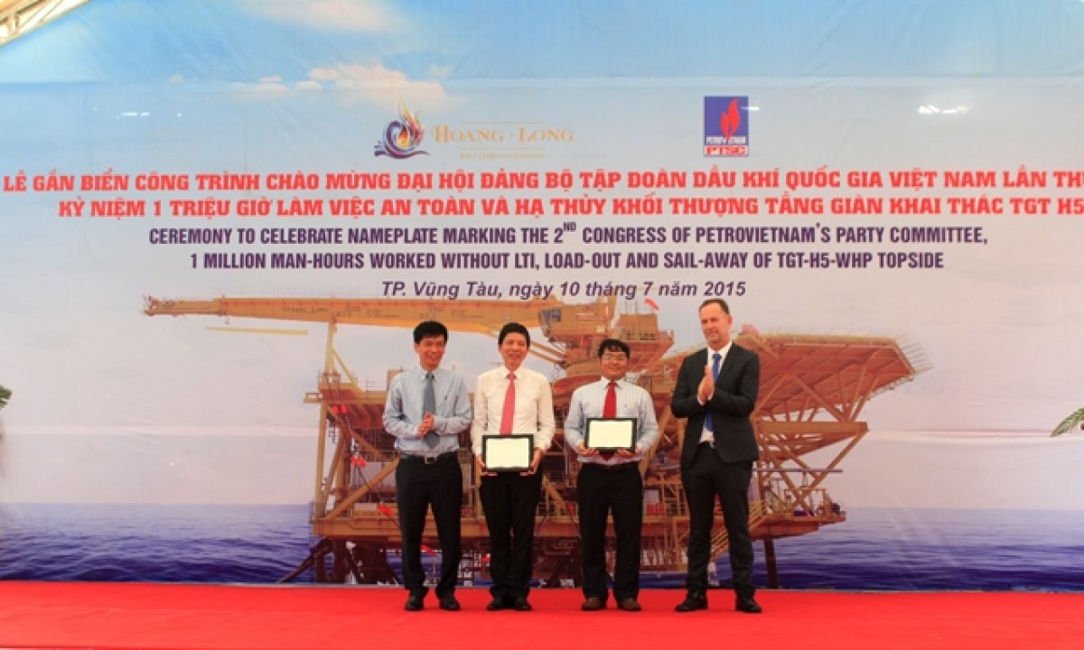 Lễ gắn biển công trình khối thượng tầng Giàn khai thác TGT H5