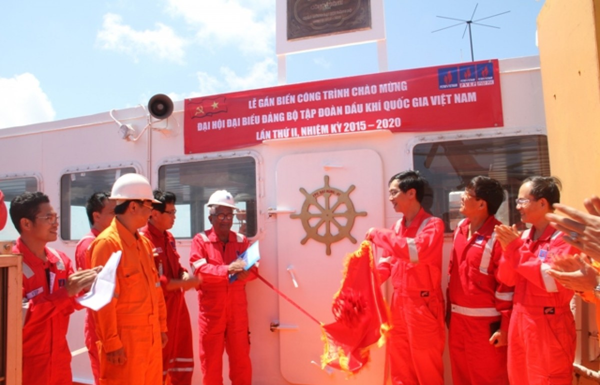 Lễ gắn biển công trình sửa chữa giàn Đại Hùng - 01