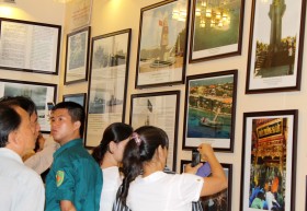 TP HCM: Người dân xếp hàng chờ xem những tư liệu quý về Hoàng Sa - Trường Sa