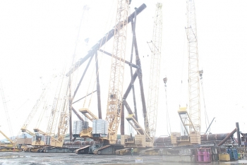 Vietsovpetro dựng thành công Panel Row 4, phần 1 của chân đế Sao Vàng