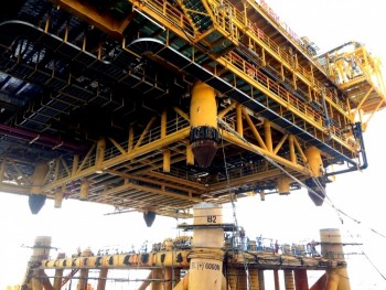 Vietsovpetro lắp đặt thành công Topside giàn khai thác BK - Thiên Ưng