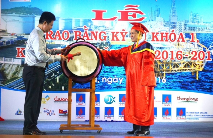 trao bang tot nghiep cho 124 sinh vien khoa i va khai giang nam hoc 2016 2017