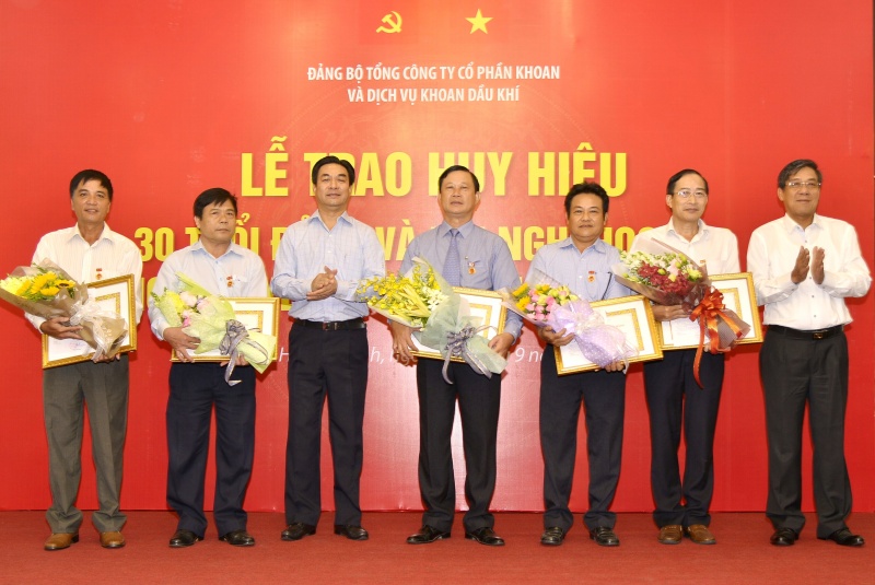 dang bo pv drilling hoc tap nghi quyet trung uong 5 va trao huy hieu 30 nam tuoi dang