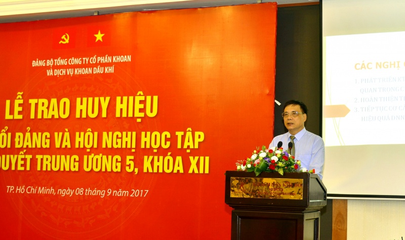 dang bo pv drilling hoc tap nghi quyet trung uong 5 va trao huy hieu 30 nam tuoi dang