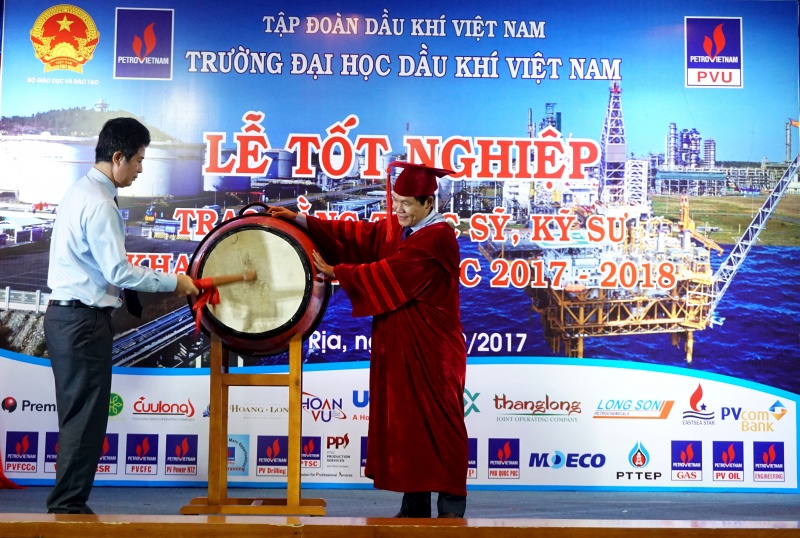 dai hoc dau khi viet nam trao bang thac si ky su va khai giang nam hoc moi