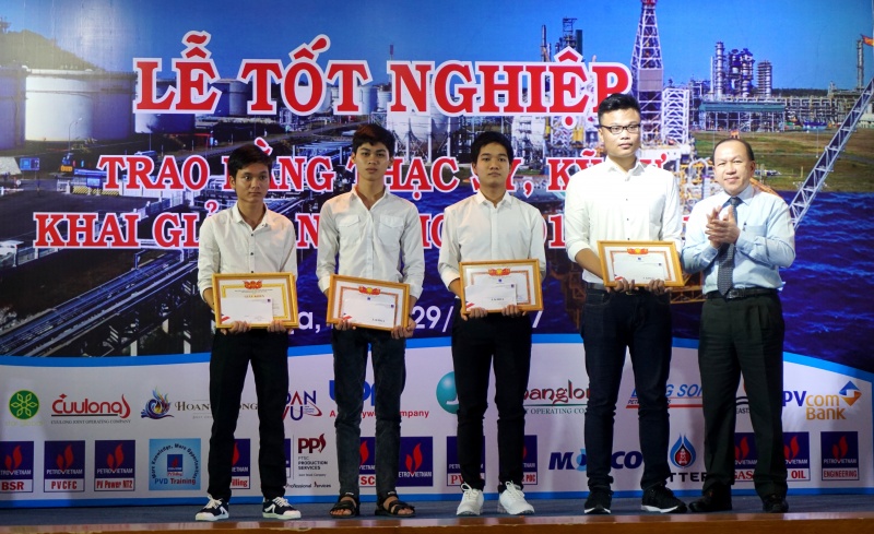 dai hoc dau khi viet nam trao bang thac si ky su va khai giang nam hoc moi