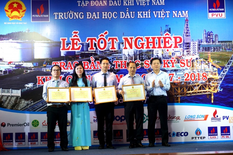 dai hoc dau khi viet nam trao bang thac si ky su va khai giang nam hoc moi