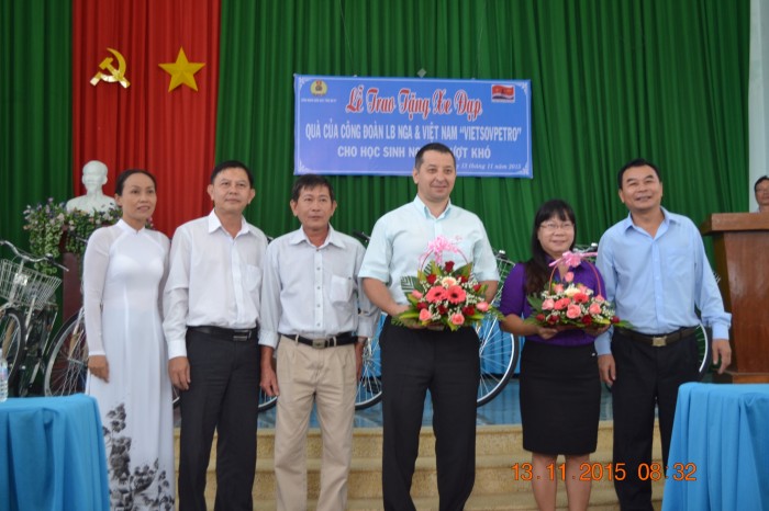 Công đoàn hai phía Vietsovpetro tặng xe đạp cho học sinh vượt khó cong doan hai phia vietsovpetro tang xe dap cho hoc sinh vuot kho
