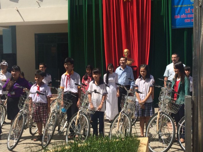 Công đoàn hai phía Vietsovpetro tặng xe đạp cho học sinh vượt khó cong doan hai phia vietsovpetro tang xe dap cho hoc sinh vuot kho