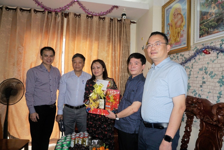 Chủ tịch CĐ DKVN thăm, động viên, chúc Tết người lao động PVTrans và PVChem