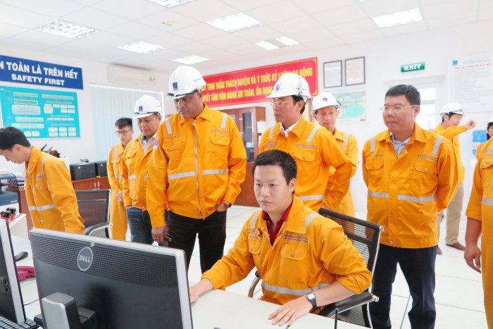 lanh dao petronas vietnam tham va lam viec tai trung tam phan phoi khi tien hai