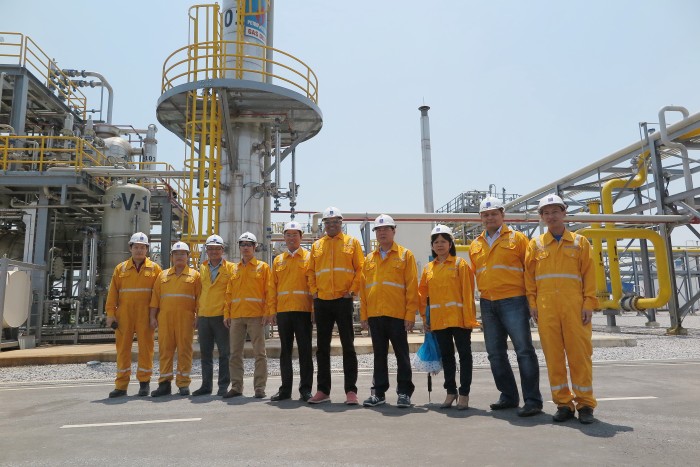 lanh dao petronas vietnam tham va lam viec tai trung tam phan phoi khi tien hai