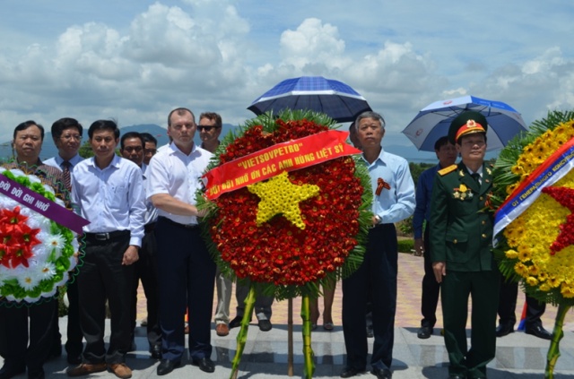 vietsovpetro to chuc le vieng va dat vong hoa tai tuong dai cam ranh