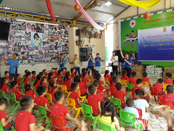 bien dong poc chung vui ngay quoc te thieu nhi voi tre em trung tam nhan dao que huong
