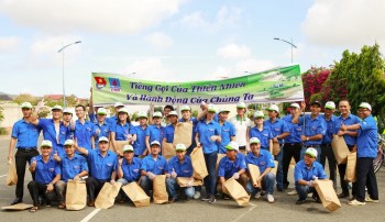 Chương trình đạp xe cổ động và dọn dẹp bãi biển của Đoàn Thanh niên CNG Việt Nam