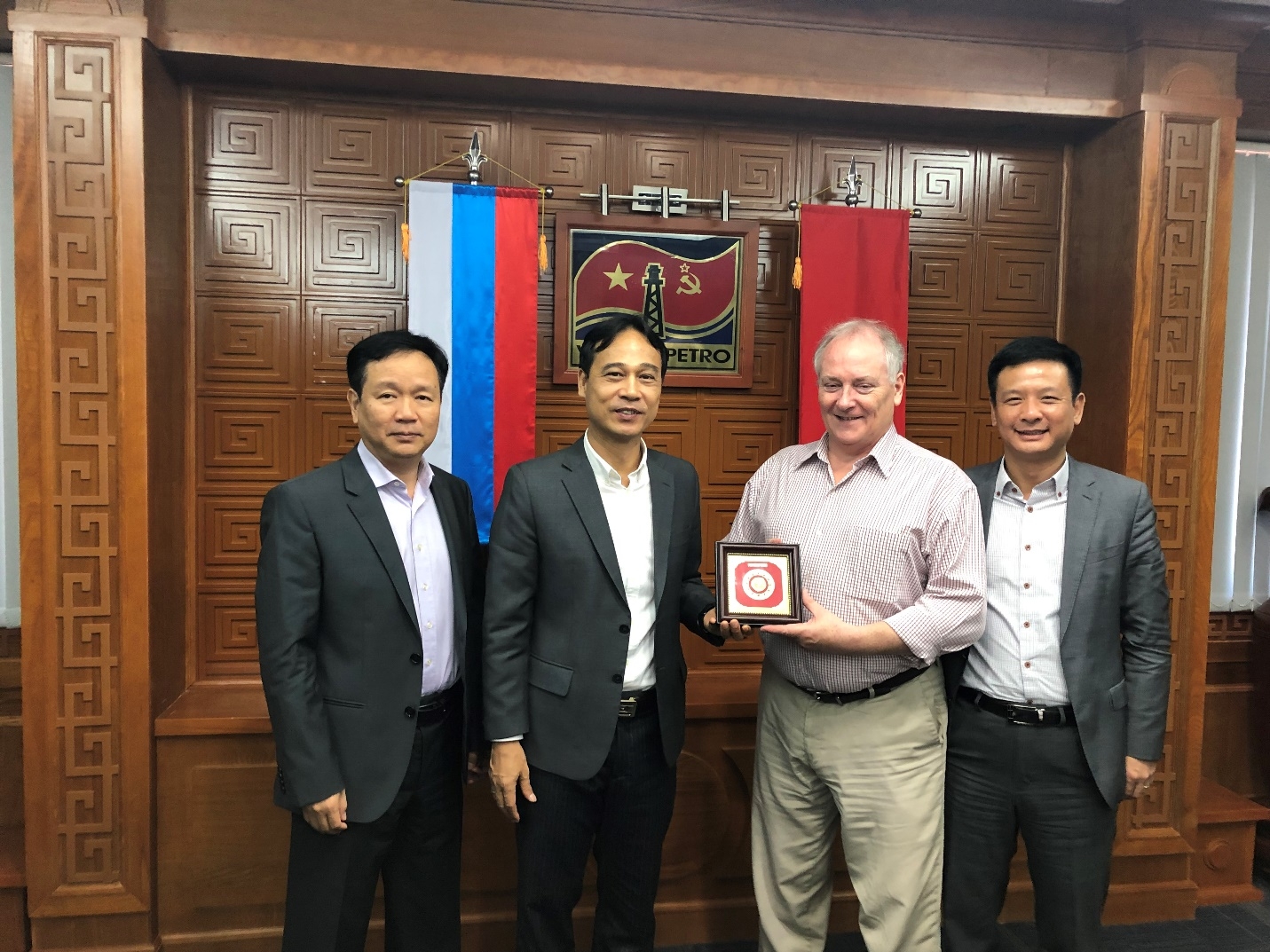 ee lam viec voi vietsovpetro ve du an dien gio ngoai khoi thang long
