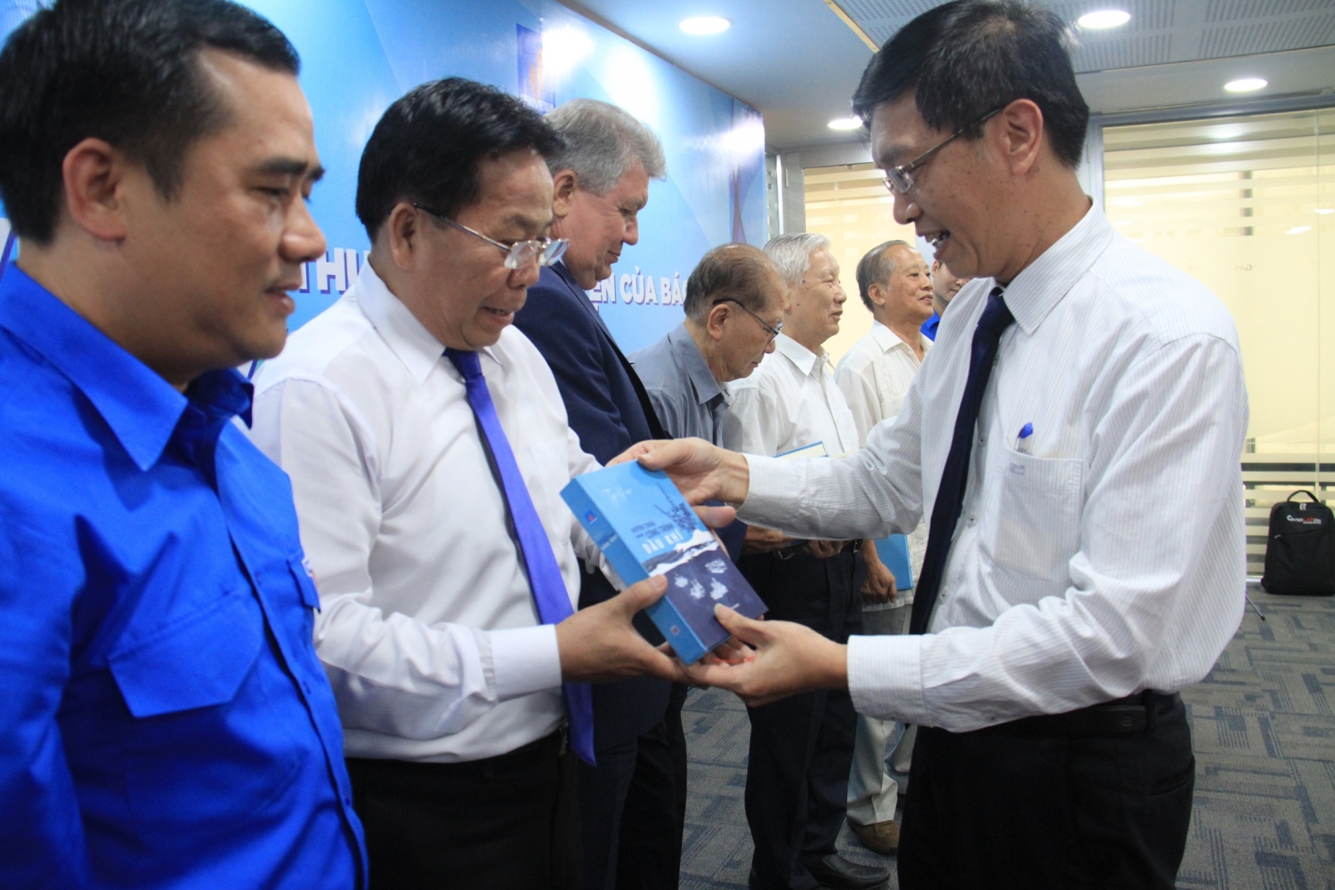 tuoi tre dau khi tiep buoc the he nhung nguoi di tim lua anh hung
