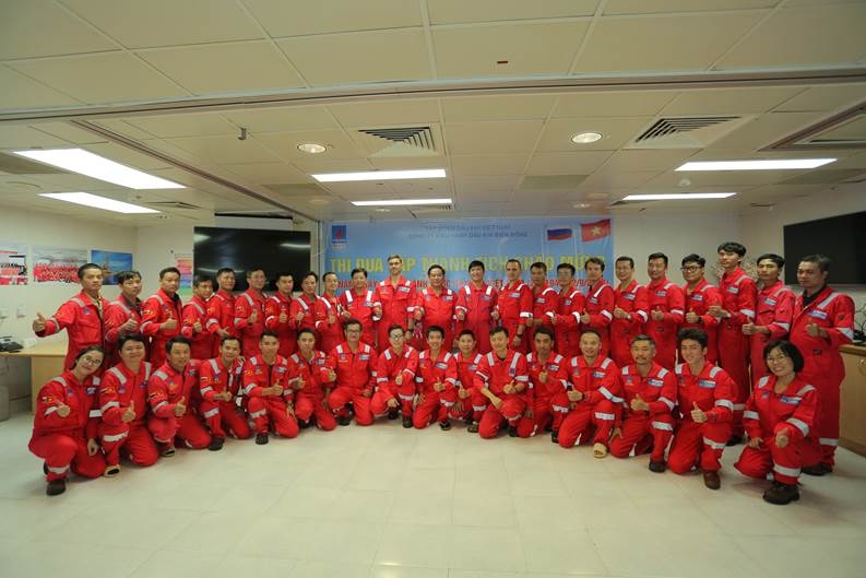 lanh dao biendong poc tham va lam viec tai gian khai thac hai thach moc tinh