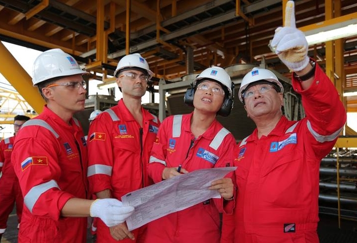 Lãnh đạo BIENDONG POC thăm và làm việc tại giàn khai thác Hải Thạch - Mộc Tinh