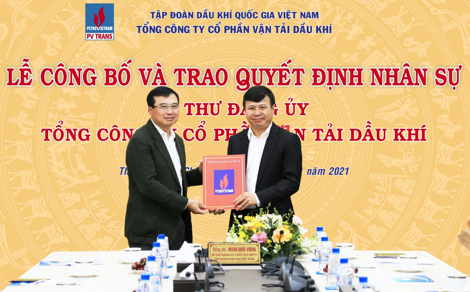 Đồng chí Hoàng Quốc Vượng làm việc với PVTrans