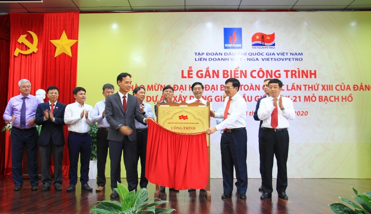 Gắn biển công trình 