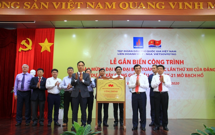 Gắn biển công trình 