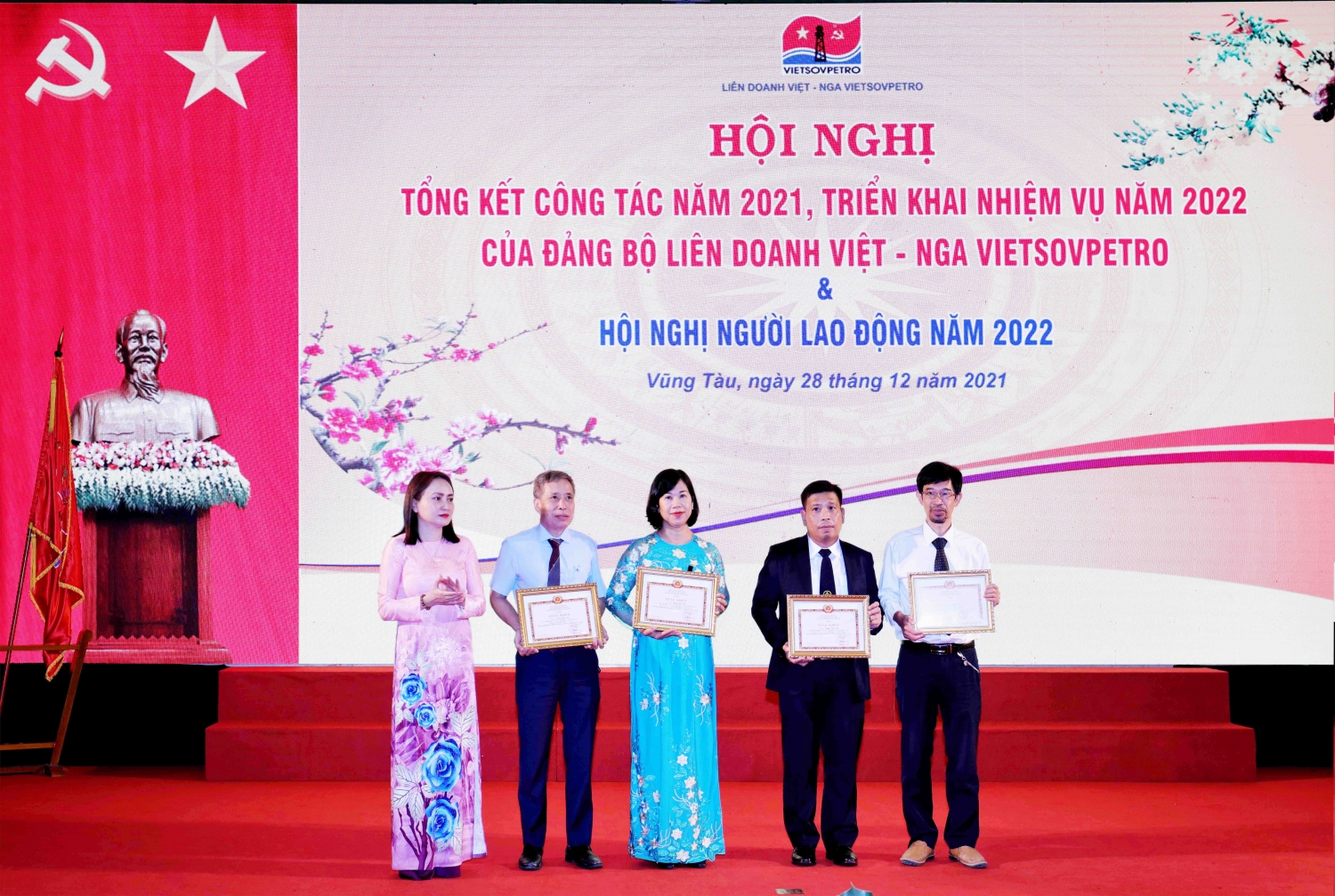 Vietsovpetro tổ chức Hội nghị Tổng kết công tác Đảng năm 2021 và Hội nghị Người lao động năm 2022