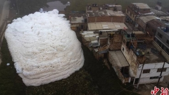 Một "núi bọt" khổng lồ xuất hiện ở dòng sông Colombia