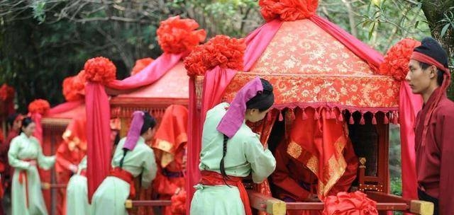 Lý do con gái Trung Quốc thời xưa phải lấy chồng dù chỉ mới 13-14 tuổi