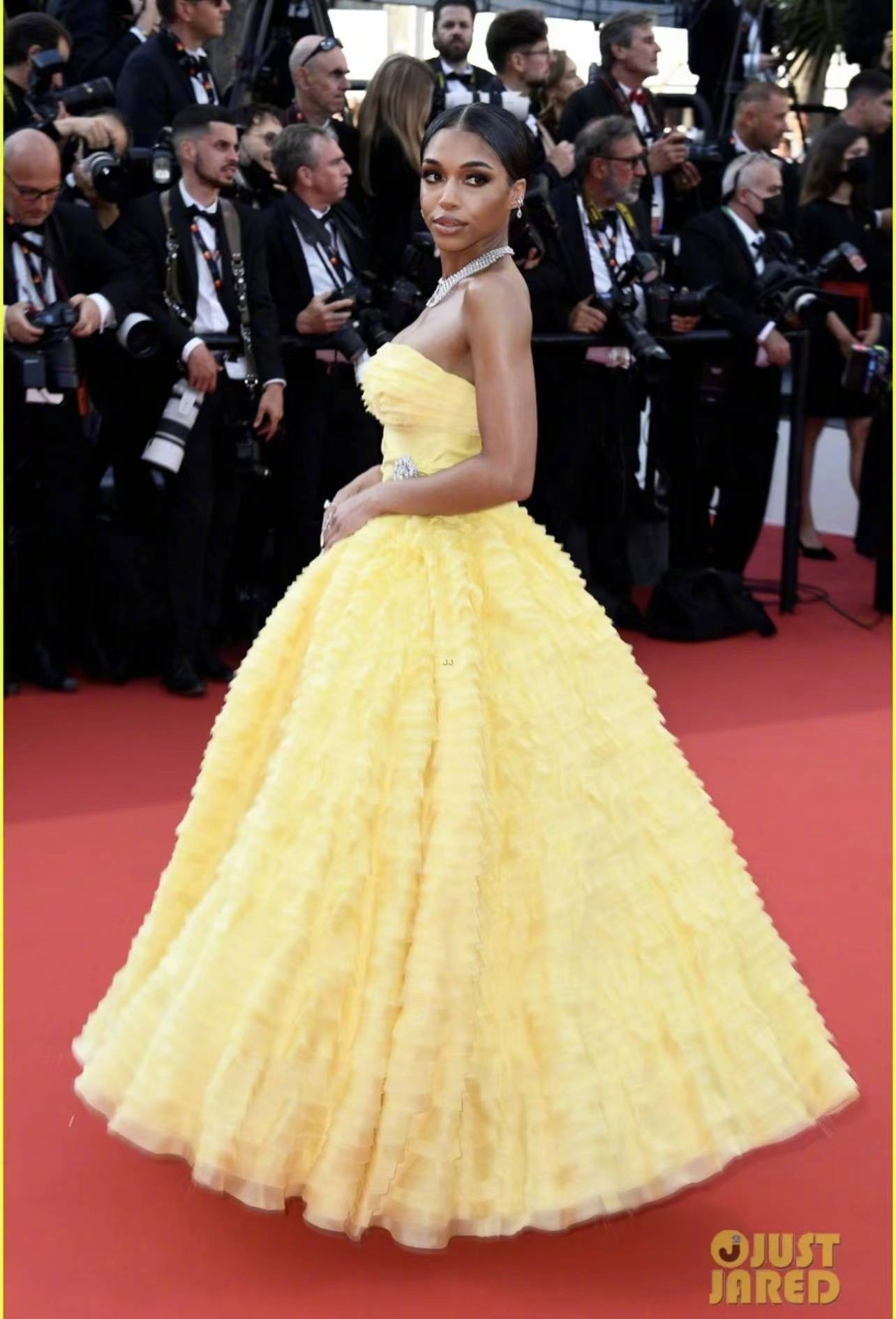 Dàn sao nổi tiếng thế giới cùng trang phục lộng lẫy và ấn tượng tại thảm đỏ Cannes