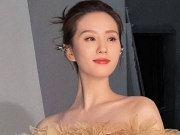 Lưu Thi Thi khoe dáng chuẩn diện bộ váy trễ vai bó sát