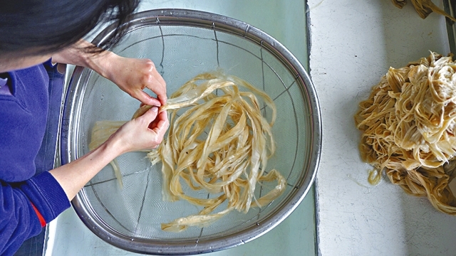 Trải nghiệm quy trình làm giấy Washi truyền thống ở Nhật Bản