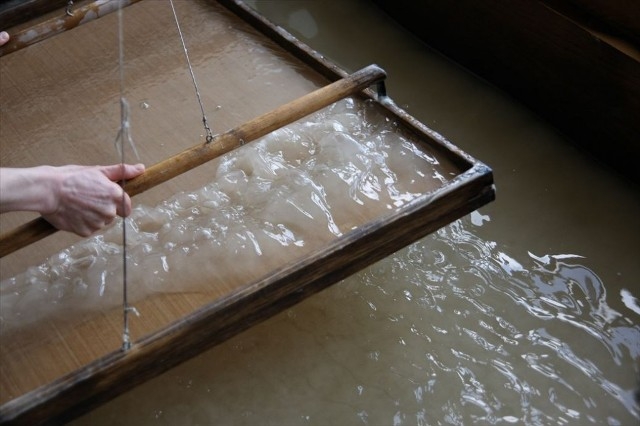 Trải nghiệm quy trình làm giấy Washi truyền thống ở Nhật Bản