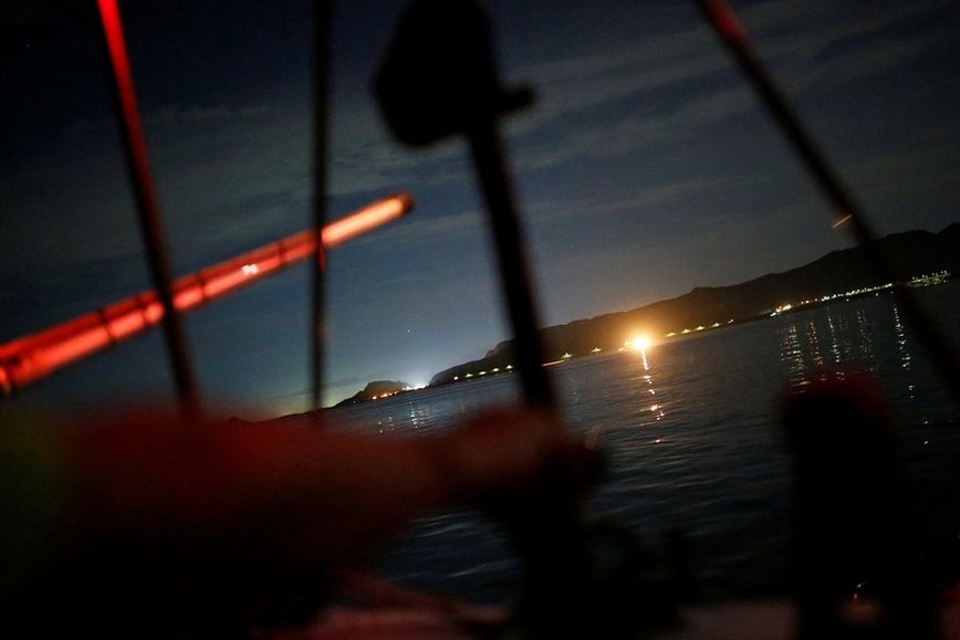 Độc đáo nghề đánh cá bằng lửa, cá 'điên cuồng' lao đến những chiếc lưới giăng sẵn