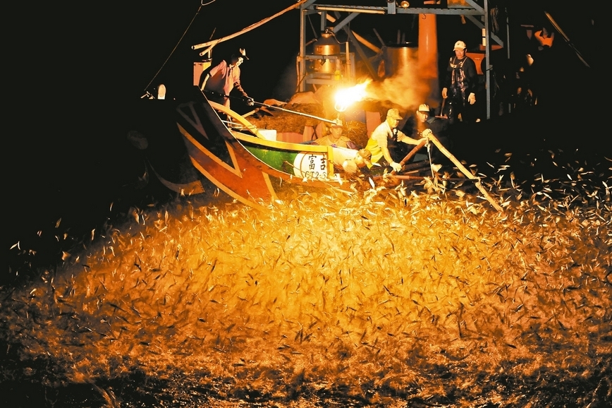 Độc đáo nghề đánh cá bằng lửa, cá 'điên cuồng' lao đến những chiếc lưới giăng sẵn