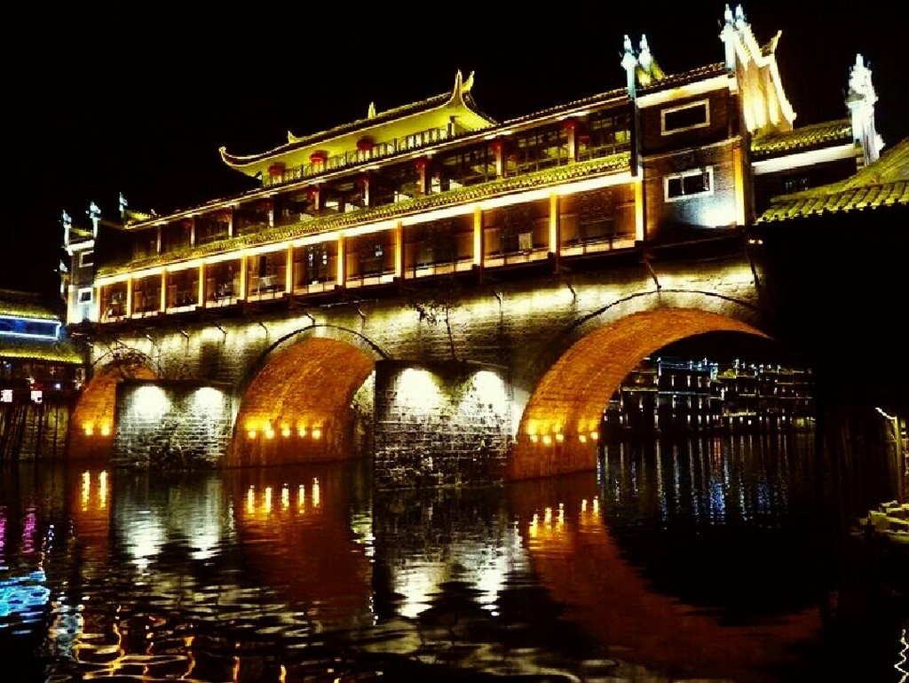Ngẩn ngơ trước vẻ quyến rũ của Phượng Hoàng cổ trấn