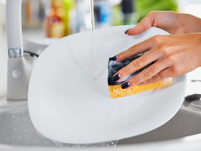 Vì sao bạn nên vứt bỏ miếng bọt biển khỏi nhà bếp ngay và luôn?