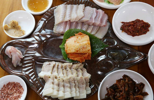 Bạn có dám thử món cá đuối tươi lên men bốc mùi ở Hàn Quốc?