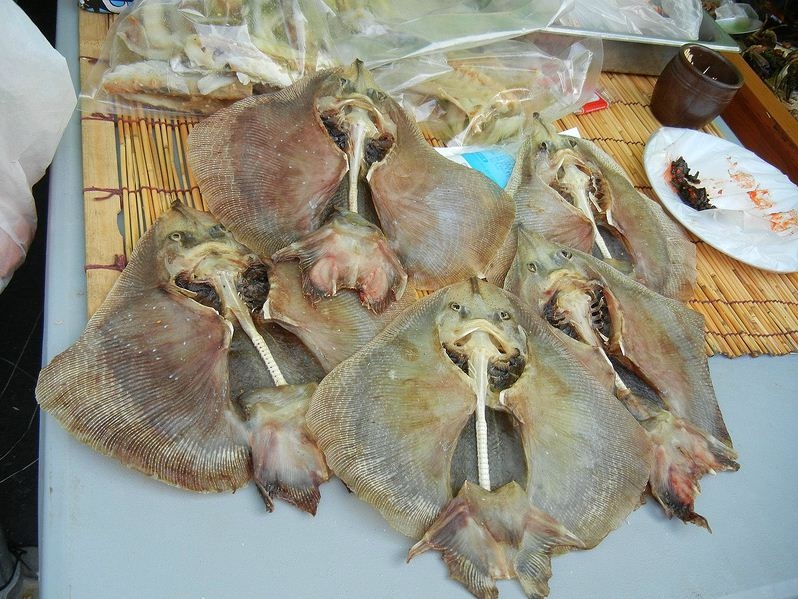 Bạn có dám thử món cá đuối tươi lên men bốc mùi ở Hàn Quốc?
