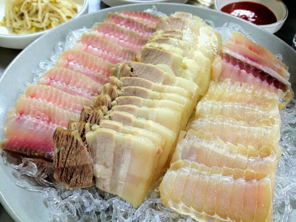 Bạn có dám thử món cá đuối tươi lên men bốc mùi ở Hàn Quốc?
