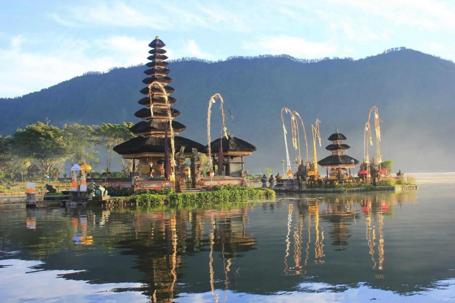 Đền Ulun Danu cuốn hút giữa lòng hồ Bratan thơ mộng Đền Ulun Danu cuốn hút giữa lòng hồ Bratan thơ mộng