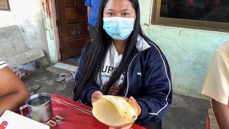 Mua ốc ngoài chợ về ăn, cô gái vô tình phát hiện báu vật tiền tỷ