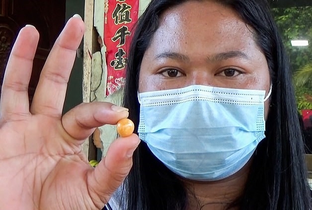 Mua ốc ngoài chợ về ăn, cô gái vô tình phát hiện báu vật tiền tỷ