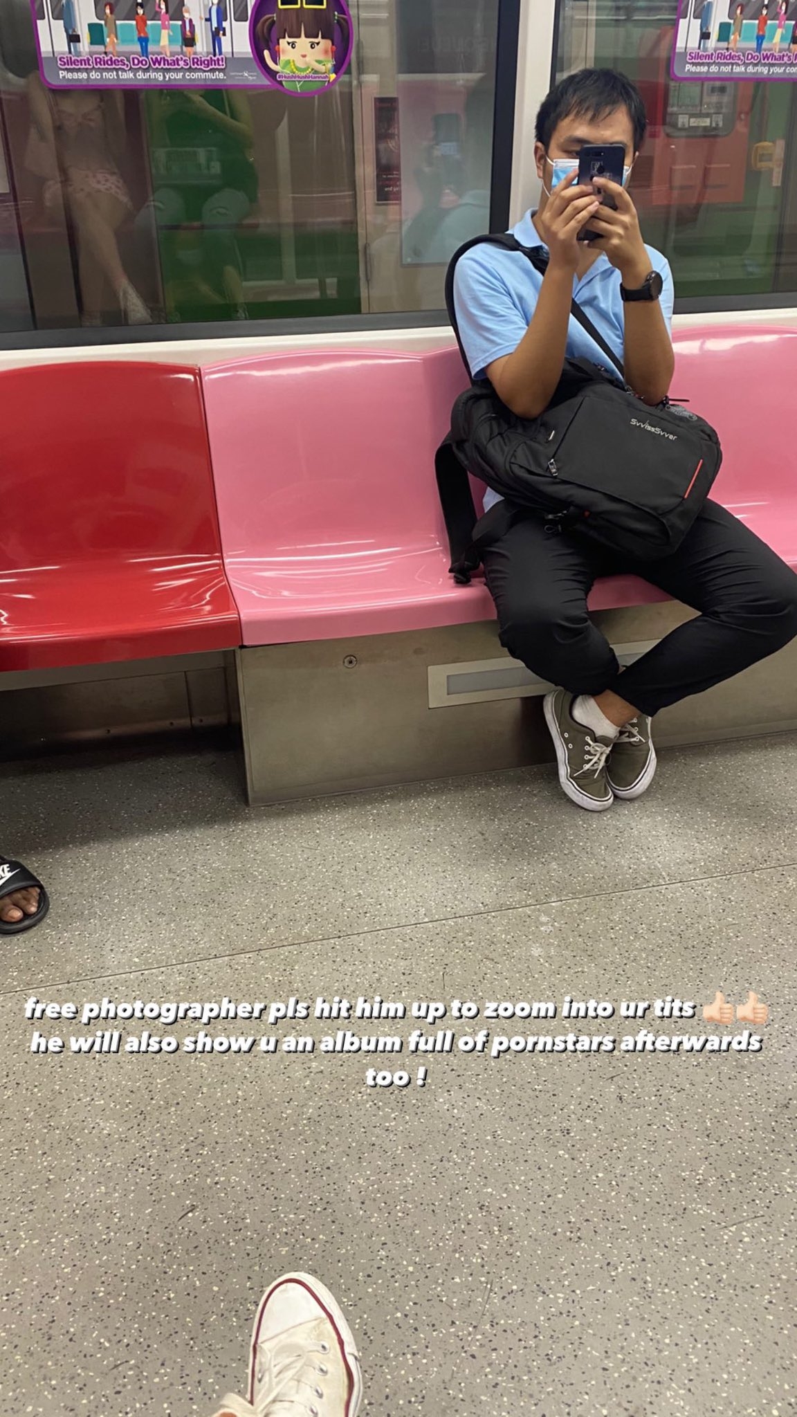 Nhìn vào cửa kính trên tàu, cô gái phát hiện hành động ghê rợn của gã đàn ông