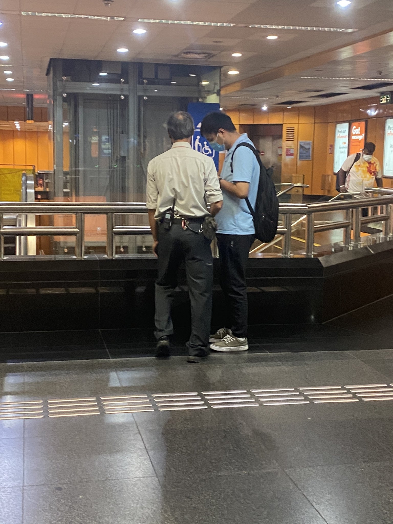 Nhìn vào cửa kính trên tàu, cô gái phát hiện hành động ghê rợn của gã đàn ông