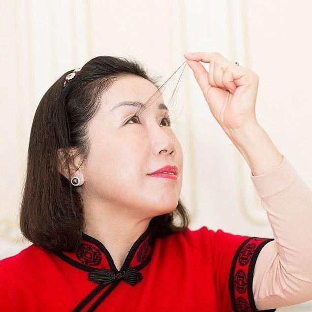 Người phụ nữ lập kỷ lục thế giới với lông mi dài 20cm